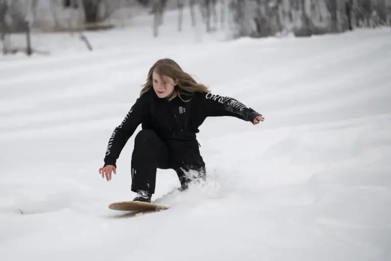 eit barn på snøbrett