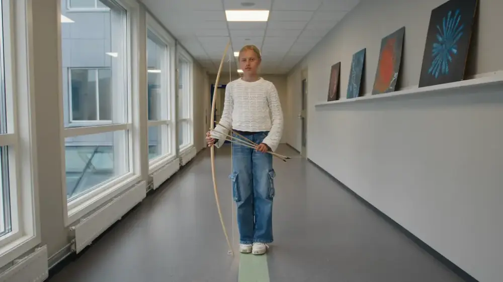 Jente med pil og boge