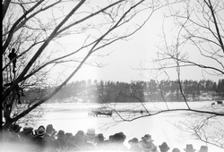 Flystevne på Ekeberg med dobbeltdekker på sletta.