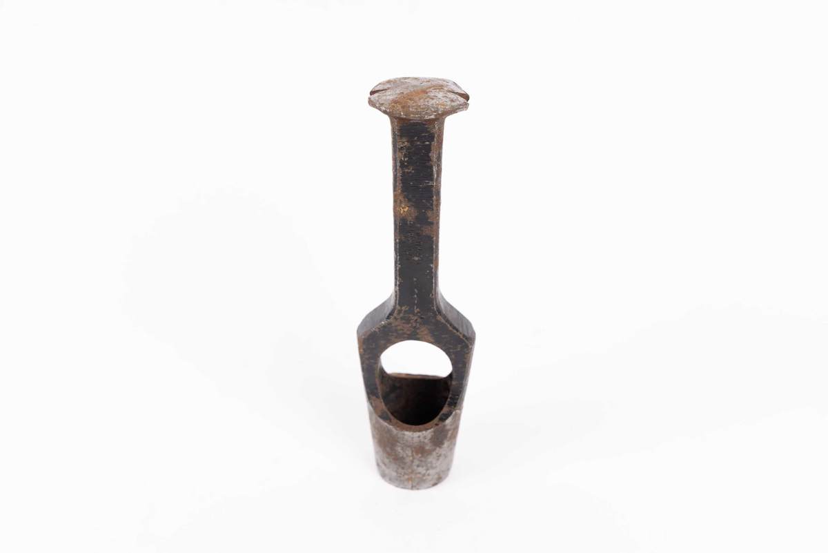 Hulmeisel med firkantet skaft, hode med bruksmerker etter slag og stemplingshull med diameter 3,2 cm. Stor sprekk i materiale.
