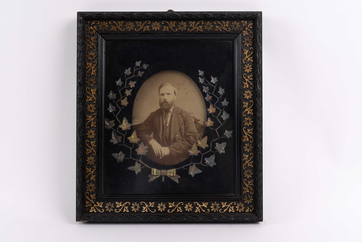 Fotografi i ramme med bilde av kaptein Thor(en) Martin Thorsen