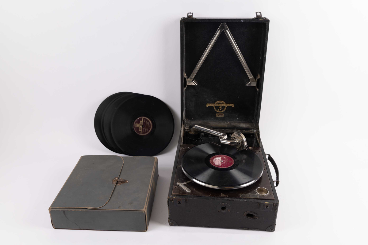 Sveivegrammofon, til å spille av 78-plater. Reise platespiller og til sammen 5 stk. plater benyttet ombord i DS STORD (bg. 1913).
