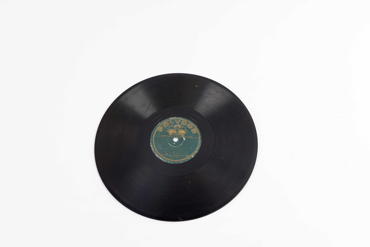 Grammofonplate ("78-plater") fra Henschiens Trekkspill Ensemble i platekoffert/platekassett benyttet ombord i DS STORD (bg. 1913).