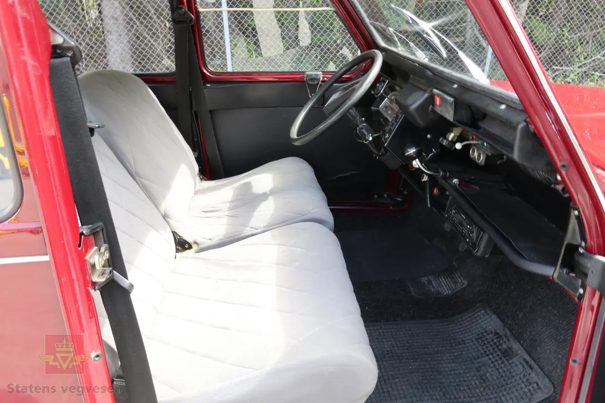 Burgunder og svart personbil med åpningsbart svart foldesoltak. Innvendig er det grå seter og med svart dashbord og dørtrekk. 
Bilen har fire hjul og er toakslet med drift på framaksel. Bensindrevet tosylindret totakts boxermotor med et sylindervolum på 602 cm3 og en effekt på 29 hk, og med en oppgitt toppfart på 114km/t. Motoren har forgasser, er luftavkjølt, og sitter montert på girkassen i motorommet foran i bilen. 4-trinns manuell girkasse med girspak i dashbord som trekkes inn og ut, såkalt paraplygiring. Antall sitteplasser er fire. Dekkdimensjon rundt om er 125 R 15 på 4"stålfelger. Bilen har hengerfeste. Kilometerstand er 180.282 km.