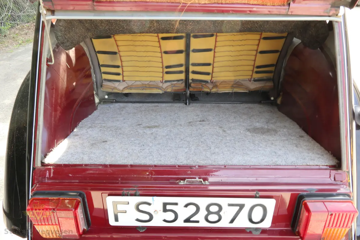 Burgunder og svart personbil med åpningsbart svart foldesoltak. Innvendig er det grå seter og med svart dashbord og dørtrekk. 
Bilen har fire hjul og er toakslet med drift på framaksel. Bensindrevet tosylindret totakts boxermotor med et sylindervolum på 602 cm3 og en effekt på 29 hk, og med en oppgitt toppfart på 114km/t. Motoren har forgasser, er luftavkjølt, og sitter montert på girkassen i motorommet foran i bilen. 4-trinns manuell girkasse med girspak i dashbord som trekkes inn og ut, såkalt paraplygiring. Antall sitteplasser er fire. Dekkdimensjon rundt om er 125 R 15 på 4"stålfelger. Bilen har hengerfeste. Kilometerstand er 180.282 km.