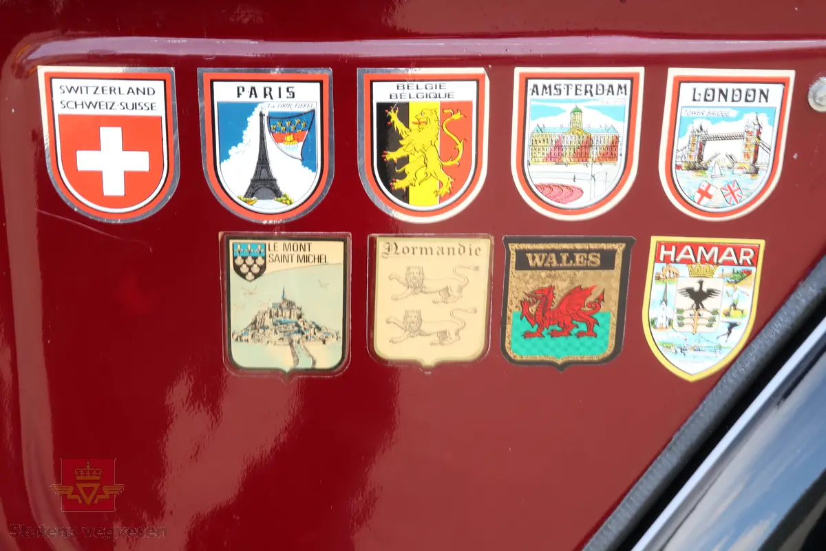 Burgunder og svart personbil med åpningsbart svart foldesoltak. Innvendig er det grå seter og med svart dashbord og dørtrekk. 
Bilen har fire hjul og er toakslet med drift på framaksel. Bensindrevet tosylindret totakts boxermotor med et sylindervolum på 602 cm3 og en effekt på 29 hk, og med en oppgitt toppfart på 114km/t. Motoren har forgasser, er luftavkjølt, og sitter montert på girkassen i motorommet foran i bilen. 4-trinns manuell girkasse med girspak i dashbord som trekkes inn og ut, såkalt paraplygiring. Antall sitteplasser er fire. Dekkdimensjon rundt om er 125 R 15 på 4"stålfelger. Bilen har hengerfeste. Kilometerstand er 180.282 km.