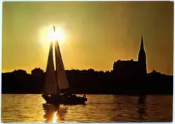 Vykort med en segelbåt som seglar i södra hamnen i Lysekil. 
