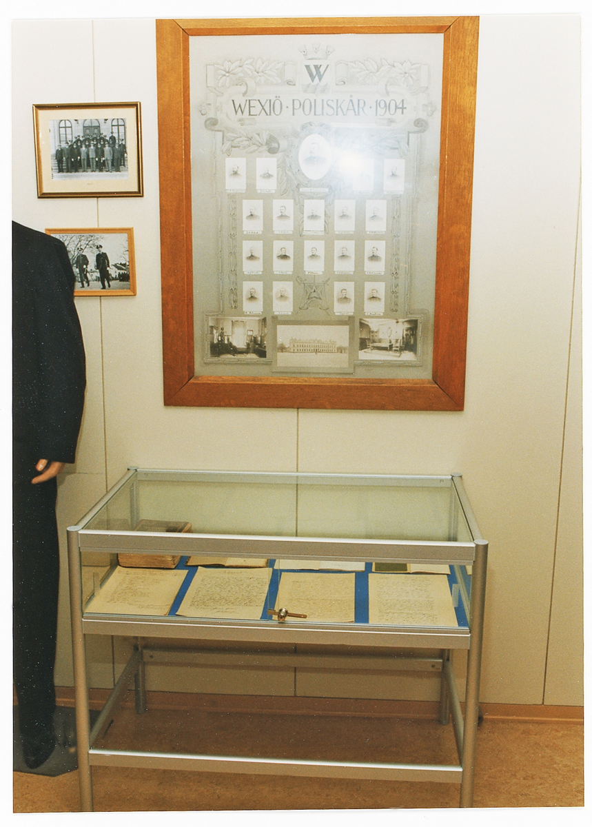 Polismuseet, Växjö. Interiör med dokument i monter och inramade foton, 1992.