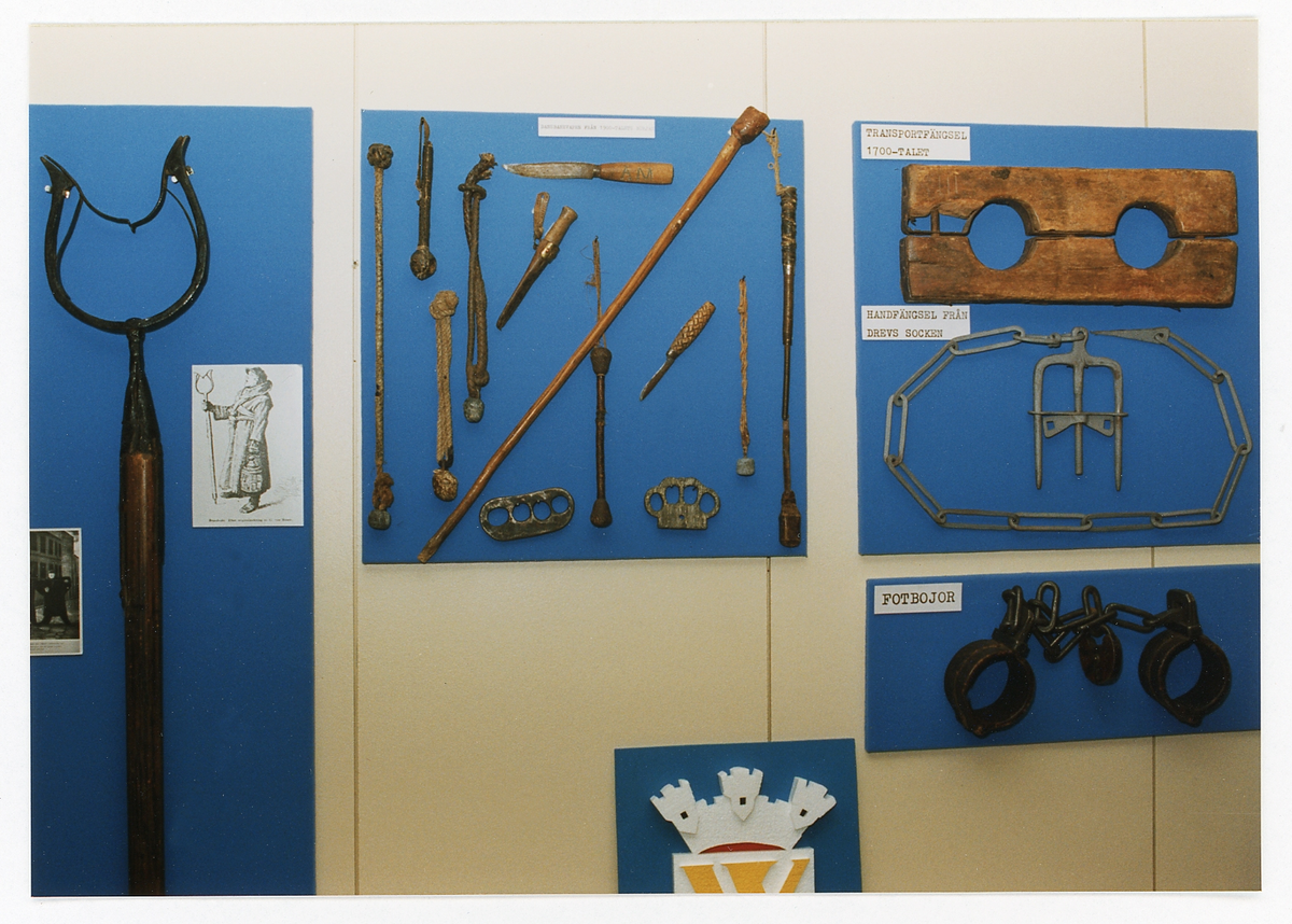 Polismuseet, Växjö. Interiör med diverse vapen, transportfängsel m.m., 1992.