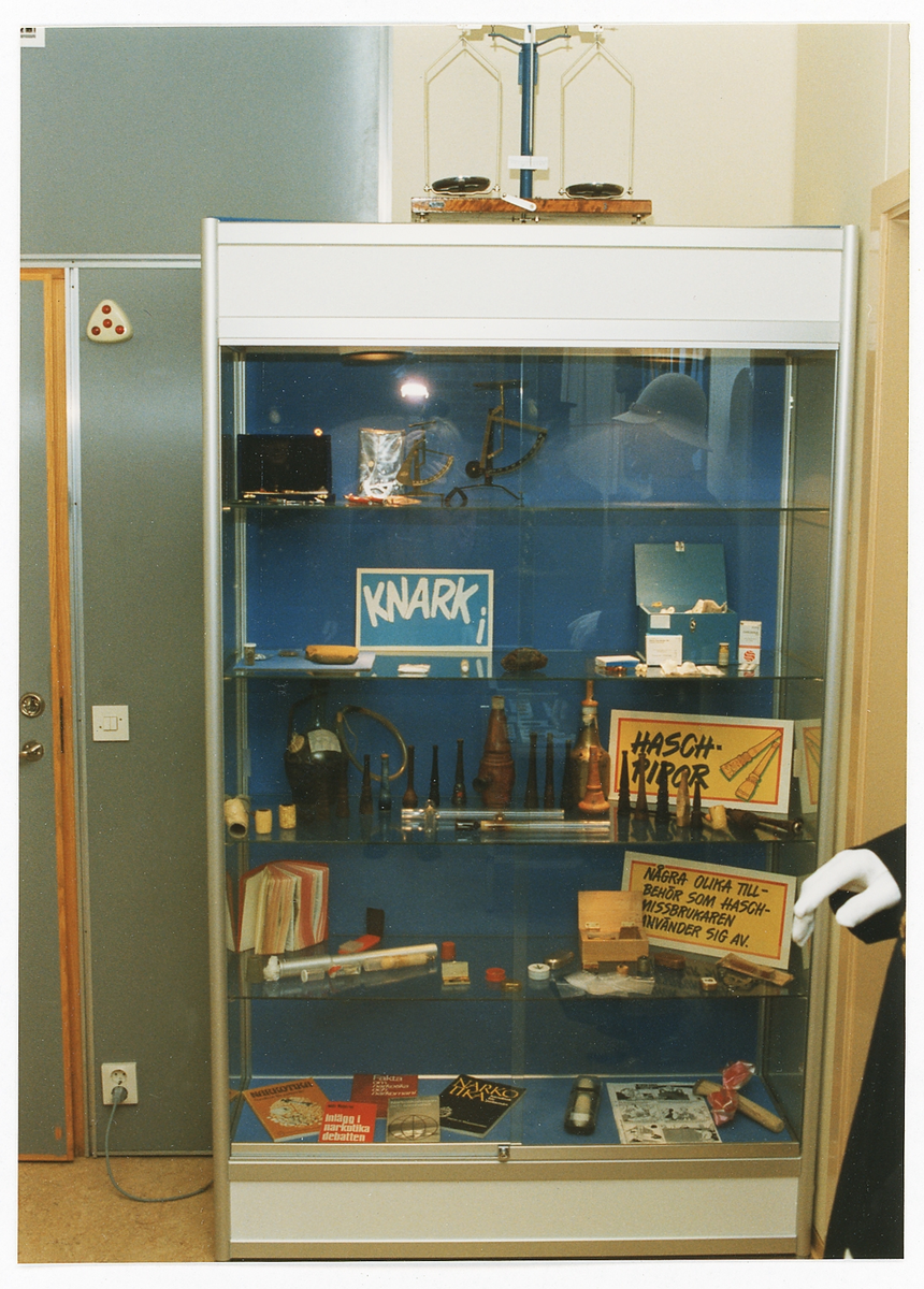 Polismuseet, Växjö. Interiör med monter, 1992.