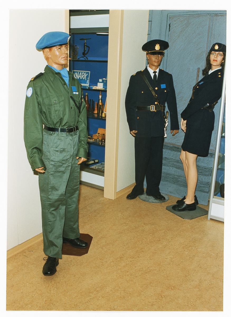 Polismuseet, Växjö. Interiör med monter och dockor iförda diverse polisuniformer, 1992.