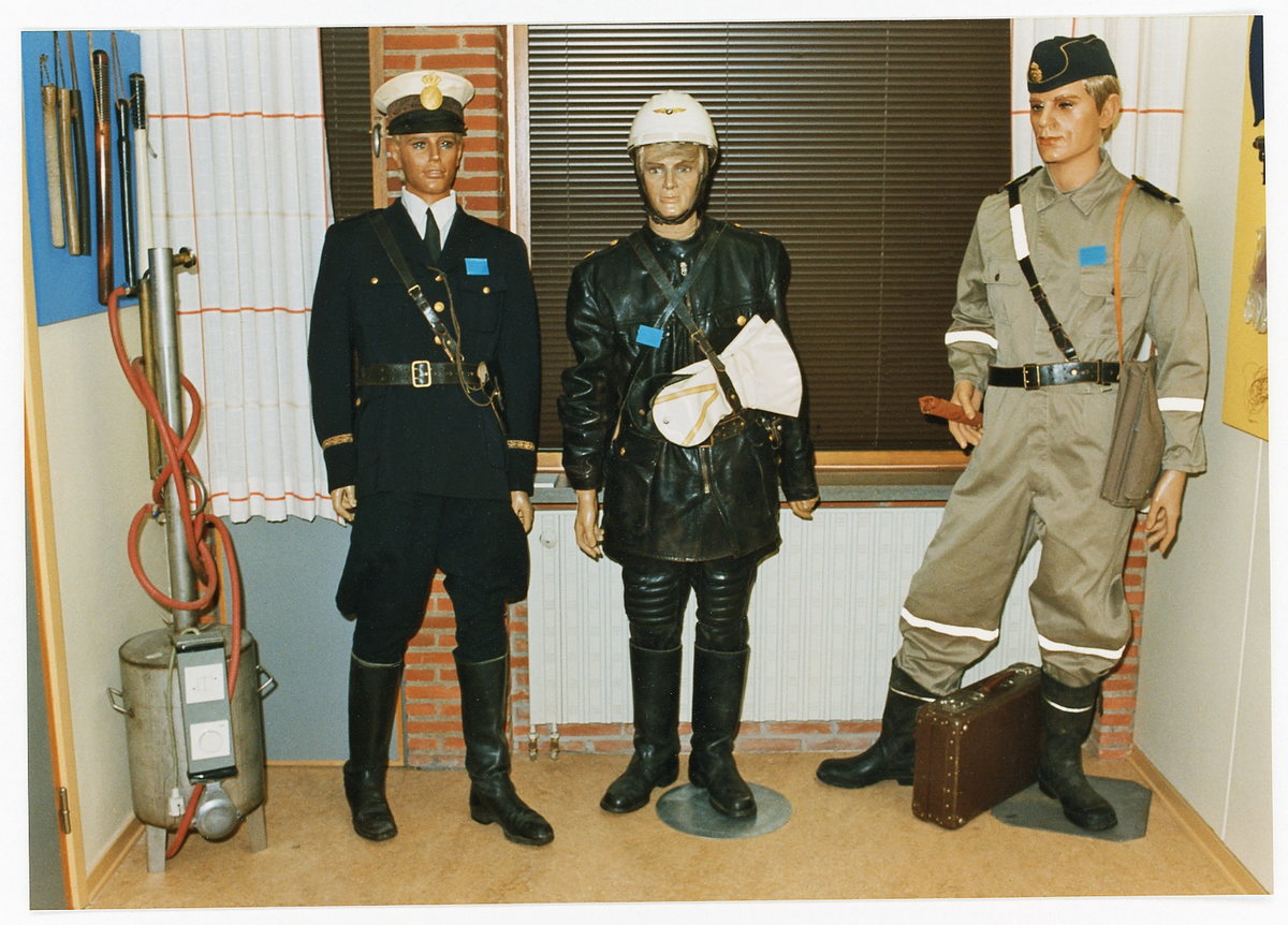 Polismuseet, Växjö,1992. Interiör med dockor, klädda i olika polisuniformer och i hörnet en hembränningsapparat.