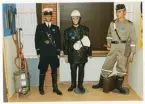 Polismuseet, Växjö,1992. Interiör med dockor, klädda i olika polisuniformer och i hörnet en hembränningsapparat.