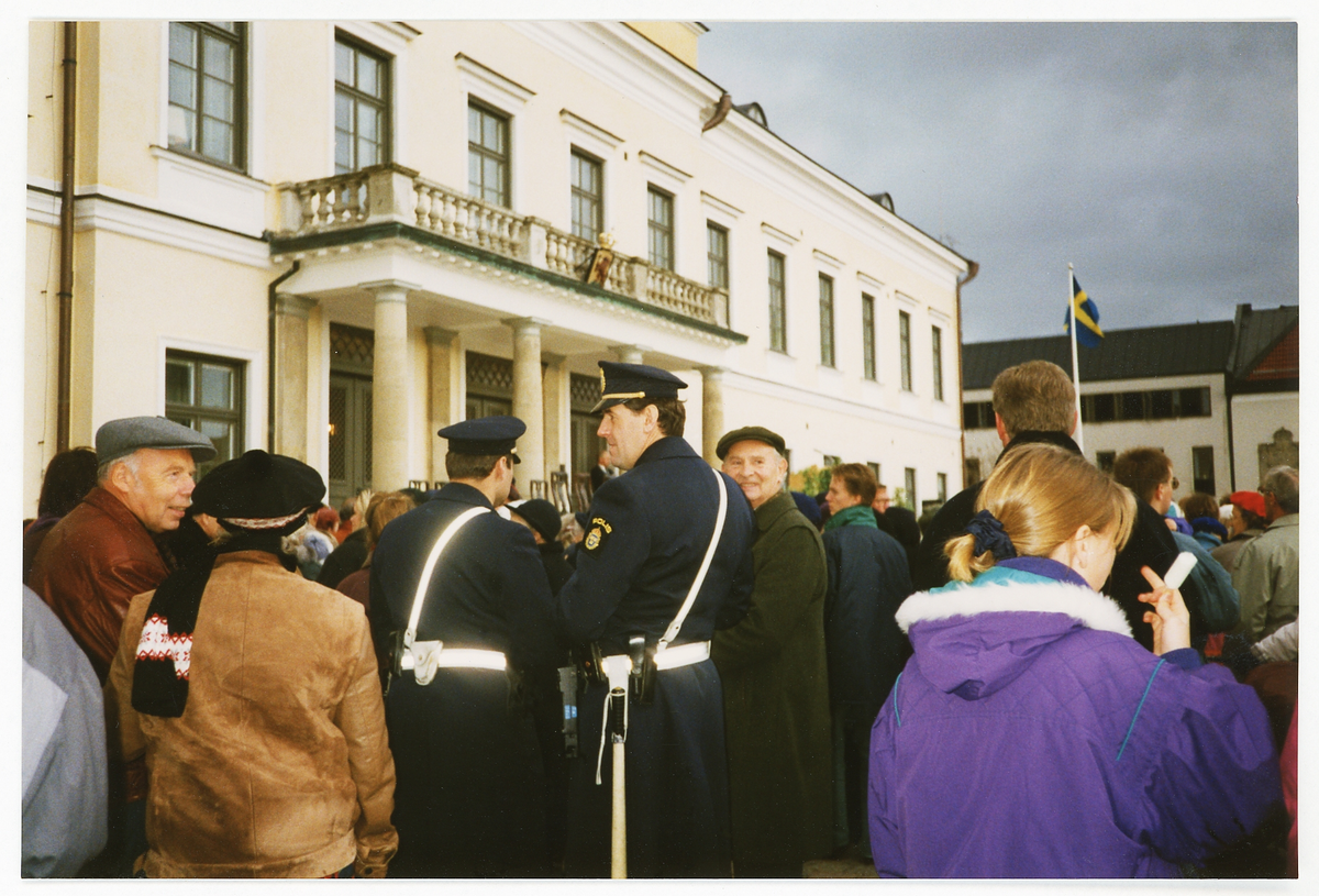 Kungligt besök i Växjö 1992.
Poliser och allmänhet väntar vid residenset.