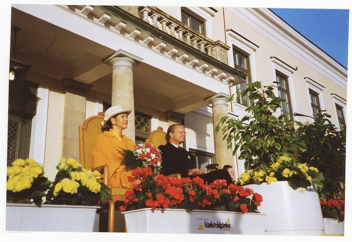 Kungligt besök i Växjö 1992.
Kung Carl XVI Gustaf och drottning Silvia lyssnar på ett tal framför residenset.