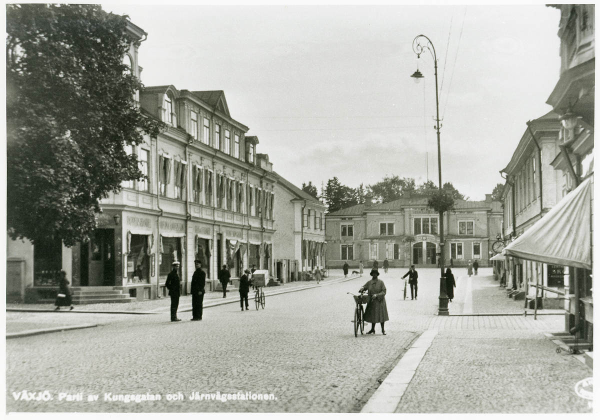 Växjö. Parti av Kungsgatan och järnvägsstationen, ca 1930. 
Till vänster syns två poliskonstaplar.