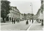 Växjö. Parti av Kungsgatan och järnvägsstationen, ca 1935.
Till vänster syns två poliskonstaplar.