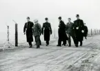 Rinkaby utanför Kristianstad. Fångläger för balter m.fl., januari 1946.
Man har tagit med några av fångarna på promenad (?) i det frostiga vädret.