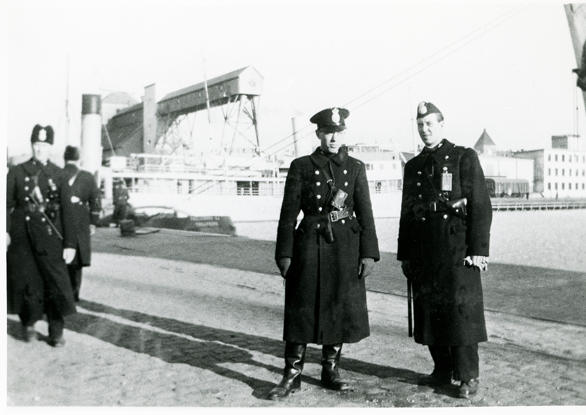 Baltutlämningen, januari 1946.
Hamnen i Trelleborg, troligtvis på morgonen, 25 januari 1946. I bakgrunden syns det sovjetiska fartyget "Beloostrov" som skulle hämta balterna.
Poliskonstapel Lennart Baugert, Växjö, till höger.
