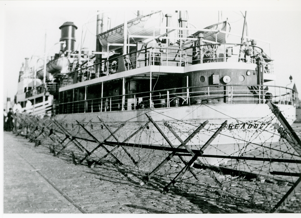 Baltutlämningen, januari 1946.
Hamnen i Trelleborg, troligtvis på morgonen, 25 januari 1946, med det sovjetiska fartyget "Beloostrov", som skulle hämta balterna.
Man har påbörjat ombordstigandet i bakgrunden.