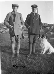 Hermann Fjeldberg (t.v.) og en jaktkamerat