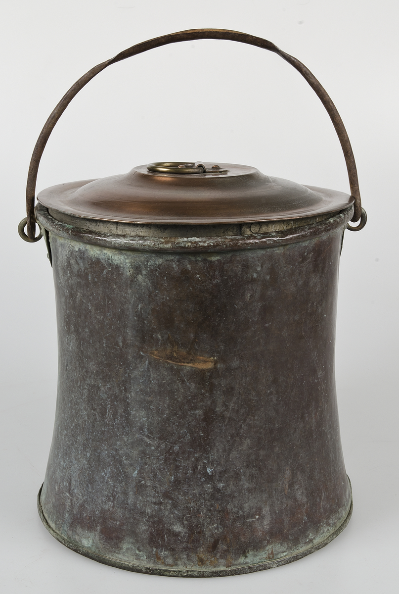 Handtag av järn. Falsad botten. Järnring på locket. Invändigt förtent.