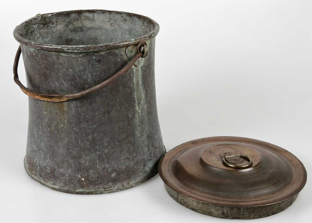 Handtag av järn. Falsad botten. Järnring på locket. Invändigt förtent.