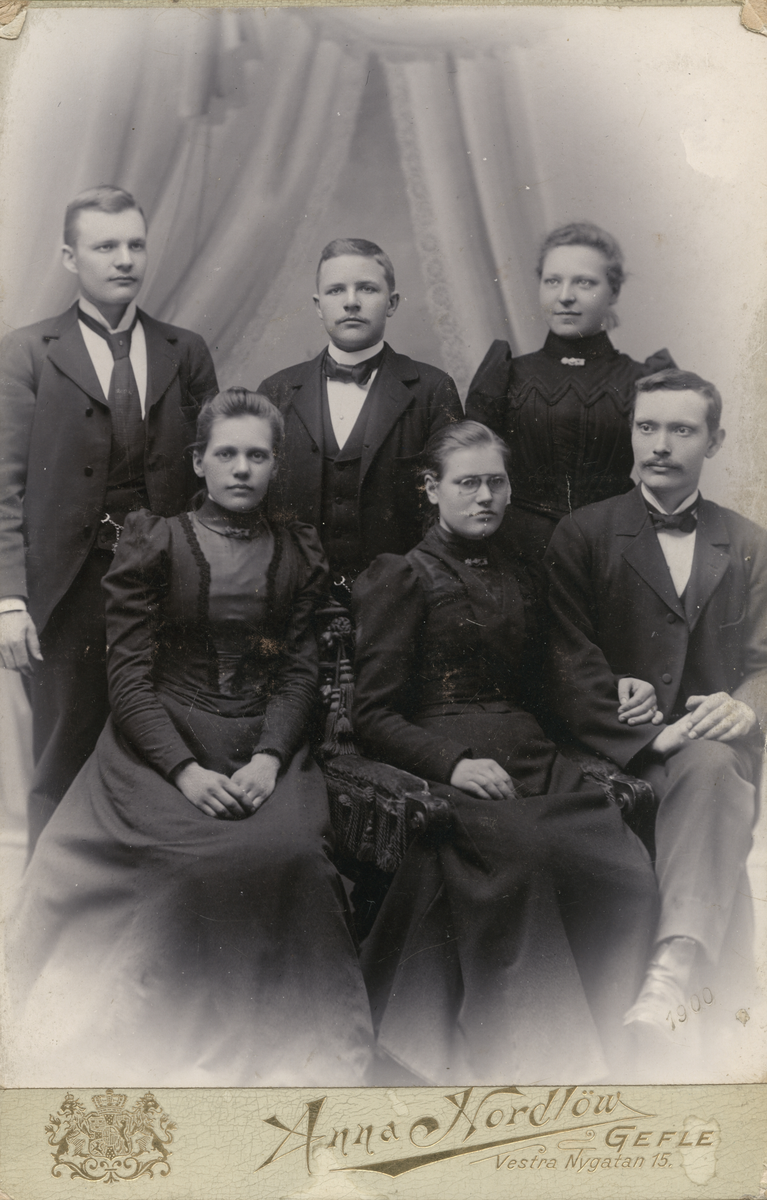 Grupporträtt med kvinnor och män.