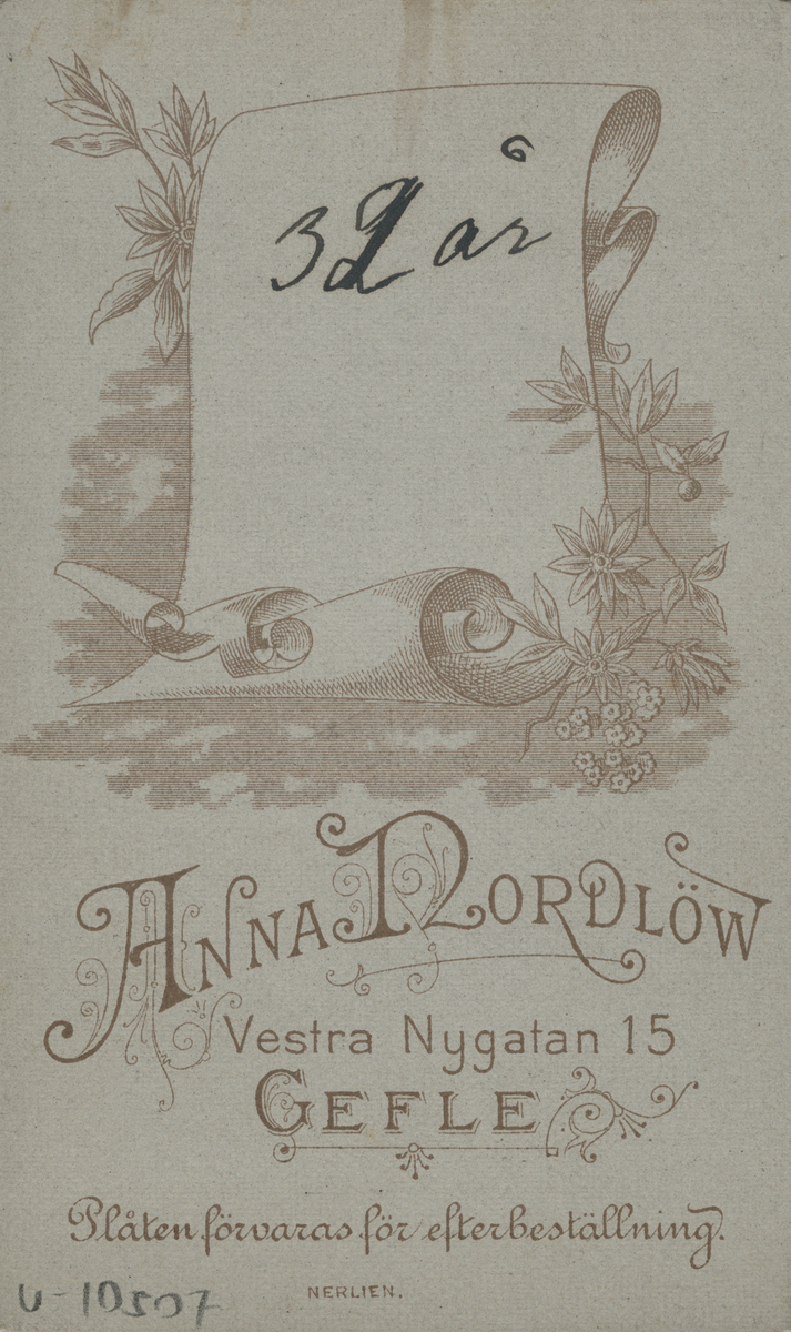 Kvinnoporträtt. Text baksida kort: 32 år.