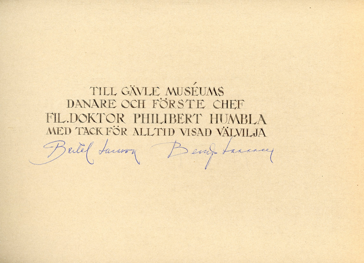 Sida i albumet med en dedikering "Till muséums danare och förste chef Fil.doktor Philibert Humbla med tack för alltid visad välvilja" namnteckning Bertel Larsson och Bengt Larsson?