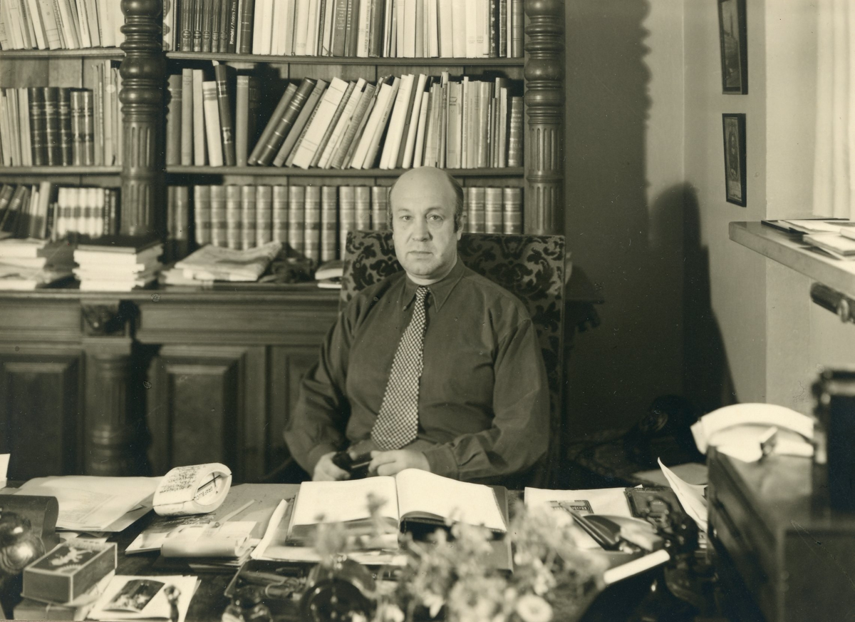 Foto på Fil.doktor Philibert Humbla i sitt kontor.