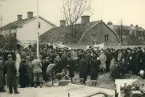 Grundstenen för Gävle Museum lägges 26 oktober 1938. Några byggnadsarbetare är i färd med att slutföra arbetet för dagen.