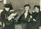 Bild tagen vid invigningen av Gävle Museum den 29 september 1940. I samspråk sittande i en soffa, Antonie Rettigs syster friherrinnan Sophie Louise von Plessen i mitten och Anna von Rettig till höger i bild.