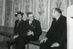 Bild med Philibert Humbla i samspråk med kung Gustav VI Adolf och drottning Louise på besök vid Gävle Museum 1946.