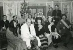Personalfest vid Gävle museum 1941. Andra från vänster intendent Philibert Humbla, Greta Berggren, och bakom henne konstnär Manne Östlund med hustru Brita till vänster. Bakom Philibert Humbla, hans hustru Dagmar Humbla och vid hennes sida Hans Beskow.