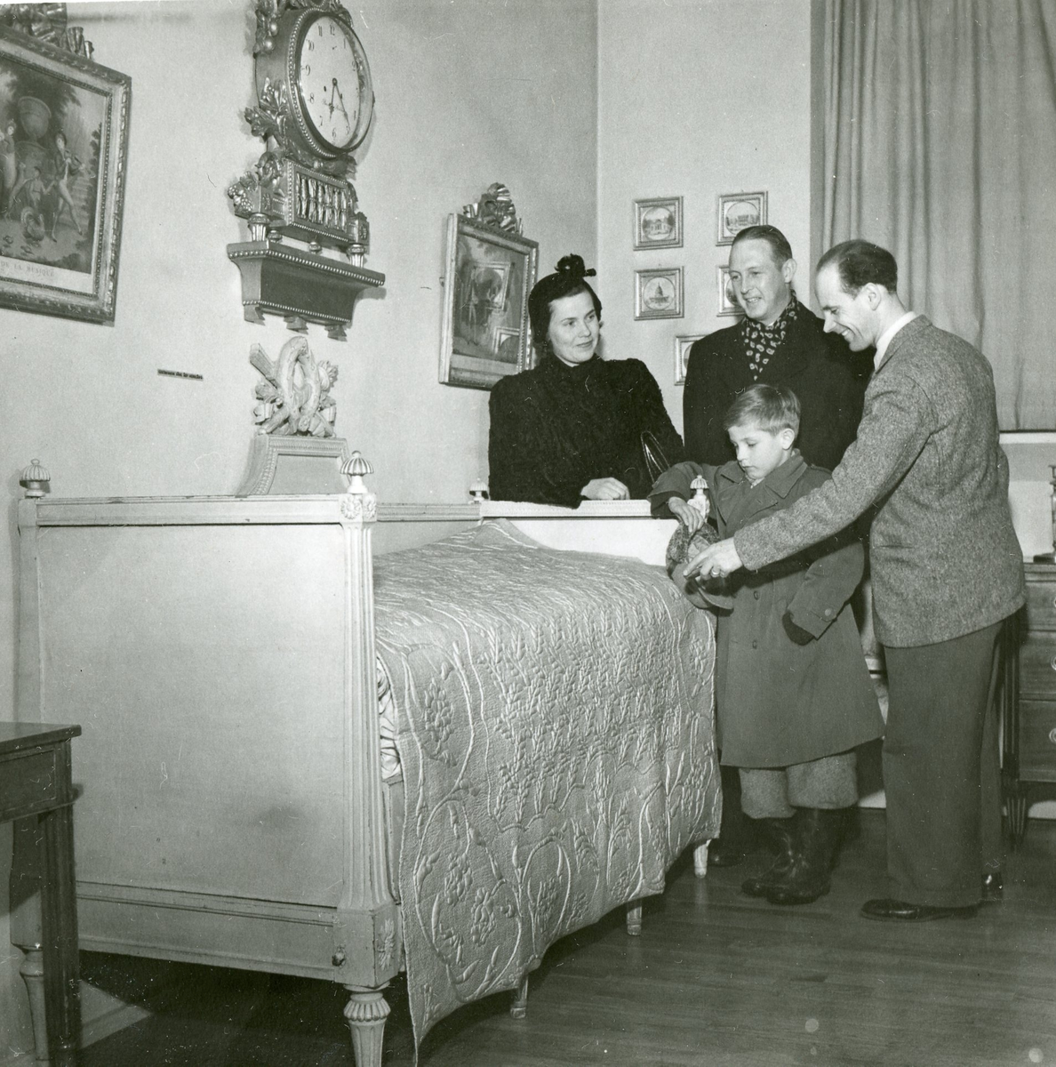 Rustmästaren Gösta Eriksson visar museet för intresserade besökare, 1952.