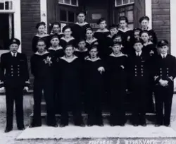Mannskapsfoto frå KNM Hitra under andre verdskrigen.