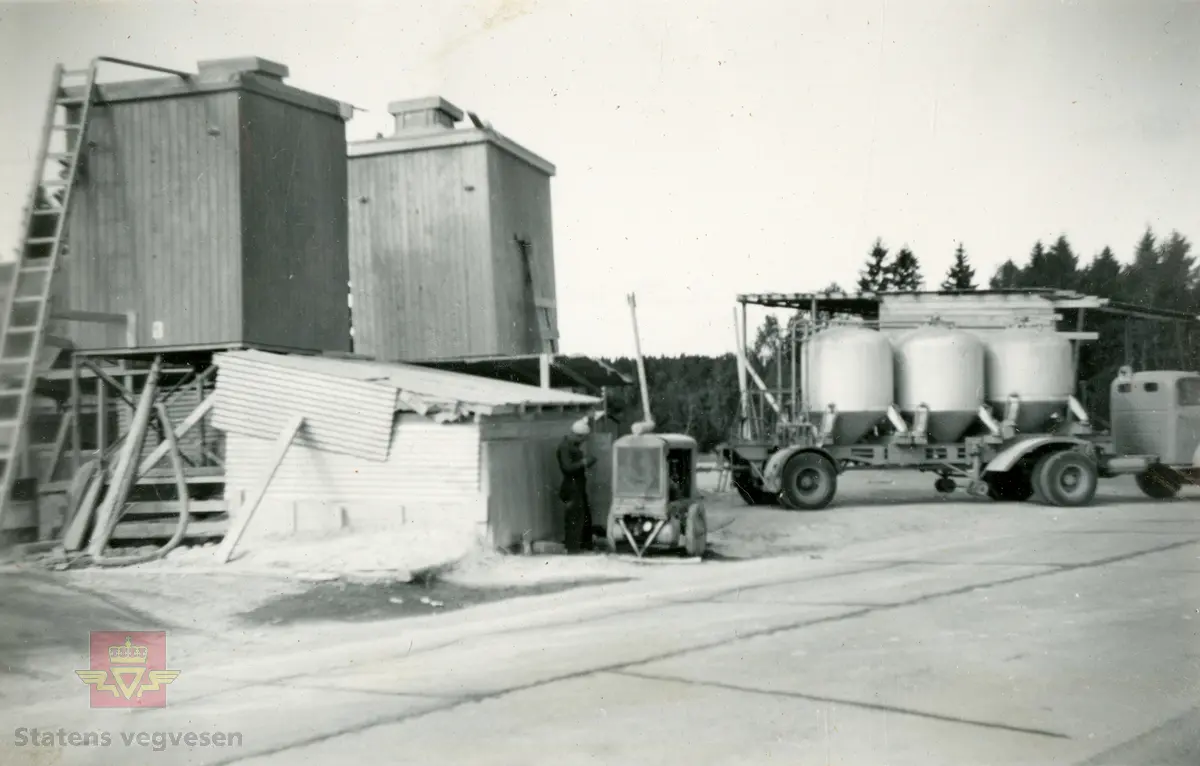 Kopstad Pukkverk og Hemsletta - betongdekker i 1952. To bilder. 
Ref. til Norsk vegtidsskrift Nr.11-1956. Fig. 9.  Blandeanlegg for betongdekke på Kopstad. Sement-transport i bulk. Side 191.
Ref. til  "Vestfolder'n Nr.1 1985" - Bedriftsavis for Statens vegvesen Vestfold. 

Se også Relasjon/Relaterte objekter lenger ned på siden som viser betongdekke utlegging i Undrumsdal i Vestfold 1952.