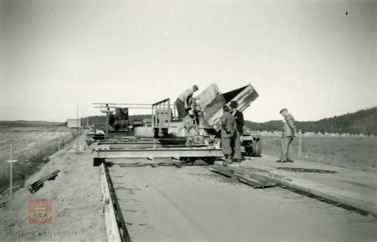 Kopstad Pukkverk og Hemsletta - betongdekker 1952. To bilder.
Ref. til Norsk vegtidsskrift Nr.11-1956. Legging av av fast vegdekke på Hemsletta på Sørlandske Hovedveg 1952. Side 187.
Ref. til  "Vestfolder'n Nr.1 1985" - Bedriftsavis for Statens vegvesen Vestfold. Den gang var det to pukkverk i gang i Kopstad taket.

Se også Relasjon/Relaterte objekter lenger ned på siden som viser betongdekke utlegging i Undrumsdal i Vestfold 1952.