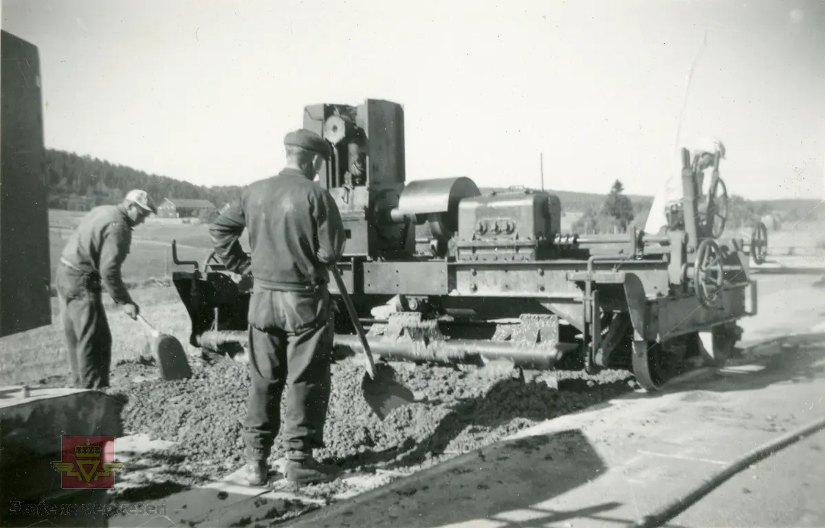 Kopstad Pukkverk og Hemsletta - betongdekker 1952. To bilder.

Ref. til Norsk vegtidsskrift Nr.11-1956. Fig. 5. Legging av av fast vegdekke på Hemsletta på Sørlandske Hovedveg 1952. Side 187.
Ref. til  "Vestfolder'n Nr.1 1985" - Bedriftsavis for Statens vegvesen Vestfold. Den gang var det to pukkverk i gang i Kopstad taket.

Se også Relasjon/Relaterte objekter lenger ned på siden som viser betongdekke utlegging i Undrumsdal i Vestfold 1952.