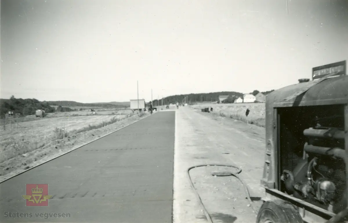 Kopstad Pukkverk og Hemsletta - betongdekker 1952. To bilder, følg pilen til høyre.
Bilde 2) Commer lastebil står ved siden av blandeverket (øverst til høyre på de små bildene).
Ref. til Norsk vegtidsskrift Nr.11-1956. Fig. 5. Legging av av fast vegdekke på Hemsletta på Sørlandske Hovedveg 1952. Side 187.
Ref. til  "Vestfolder'n Nr.1 1985" - Bedriftsavis for Statens vegvesen Vestfold. Den gang var det to pukkverk i gang i Kopstad taket.

Se også Relasjon/Relaterte objekter lenger ned på siden som viser betongdekke utlegging i Undrumsdal i Vestfold 1952.