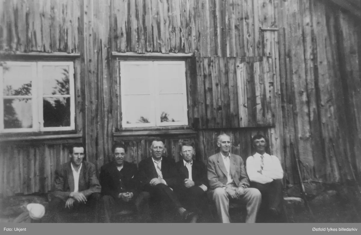 Harehytta i Varteig 1956. Fra venstre: Ole Dueholen, Jens Belsby, Tor Bøe, Asbjørn Kullerud, Peder Bøe, Oskar Bøe.