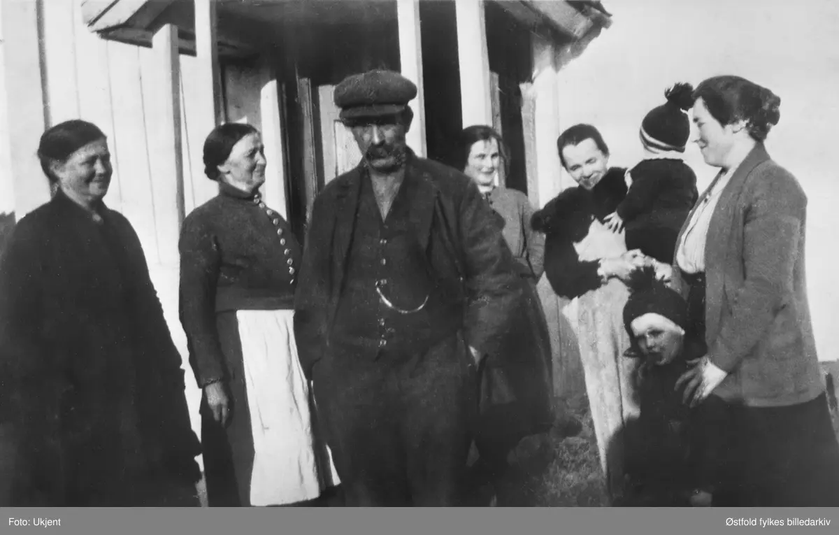 Gruppe på nordre Lunde i  Varteig 1923. 
Fra venstre: Berthe, Grethe Hansen F.1866, Gunerius Hansen F. 1864, Dagmar Lunde, Elise Lunde med Fred på armen F. 1893, jordmor Ingebjørg Ødegaard med Gunnar Lunde F. 1919.