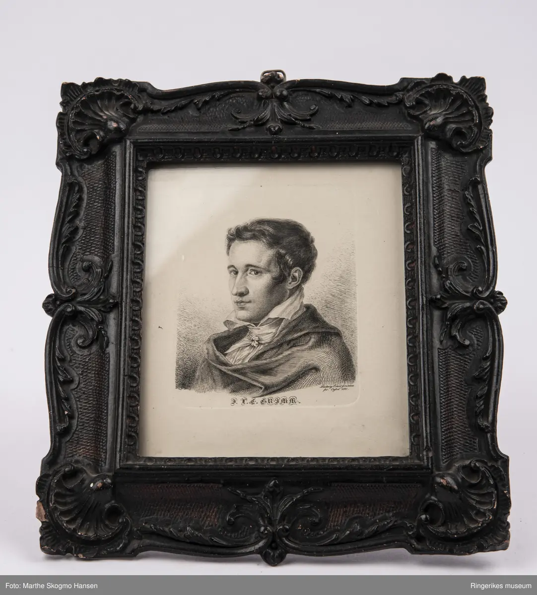 Portrett av Ludvig Emil Grimm som ung mann i 3/4-profil, ansiktet halvt vendt mot hans høyre side. Blikket vendt mot betrakteren.