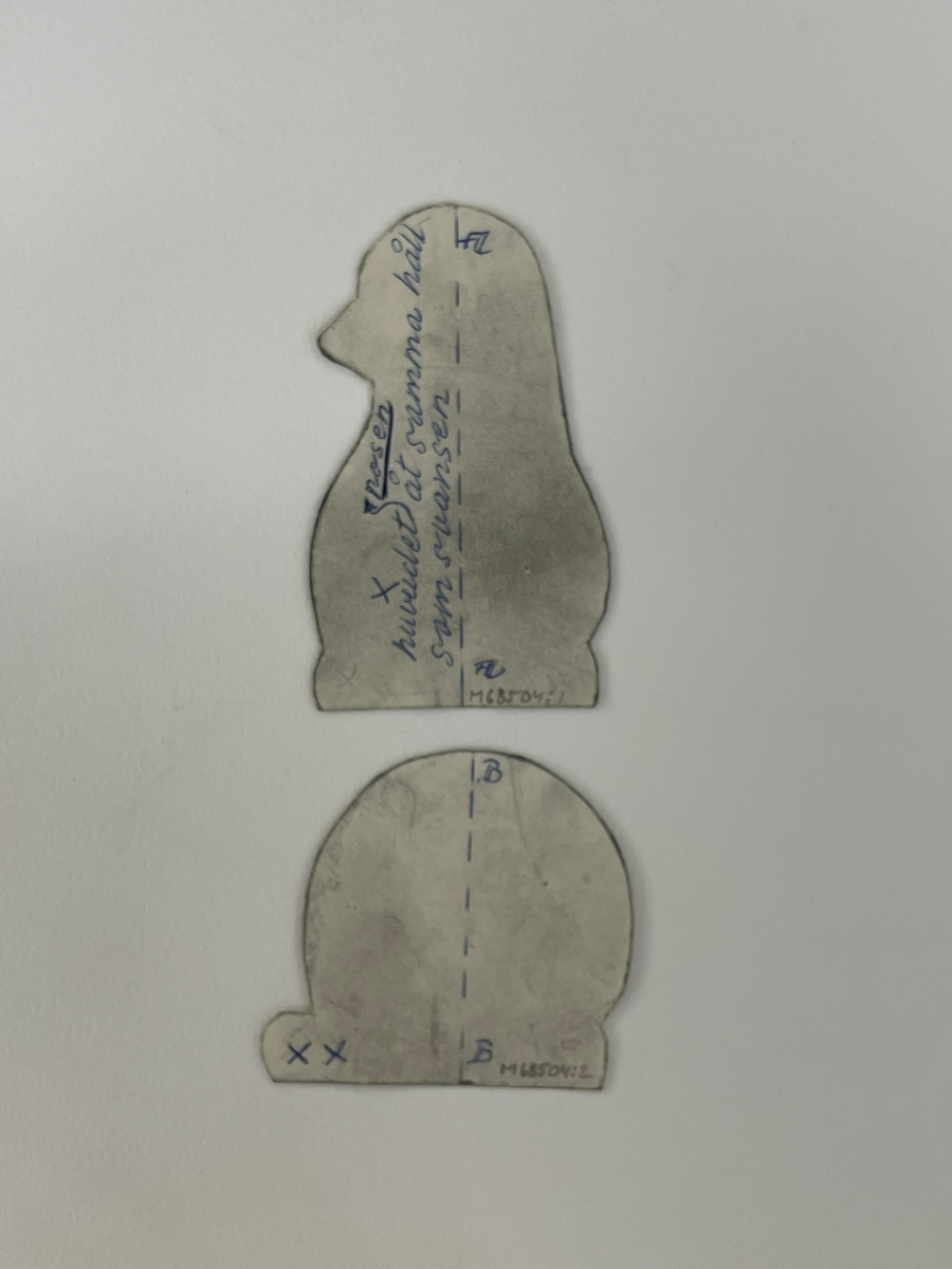 Ritning/modell av en liggande katt. Ritningen är delad i fyra delar där katten syns från fyra olika vinklar.