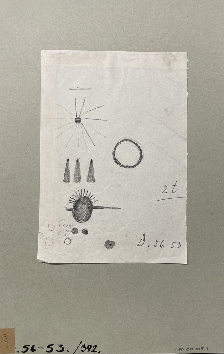 Ritning/skiss "D. 56-53" utförd med blyerts på papper. Stiliserat motiv. Samhör med foto OFA 00005:2.