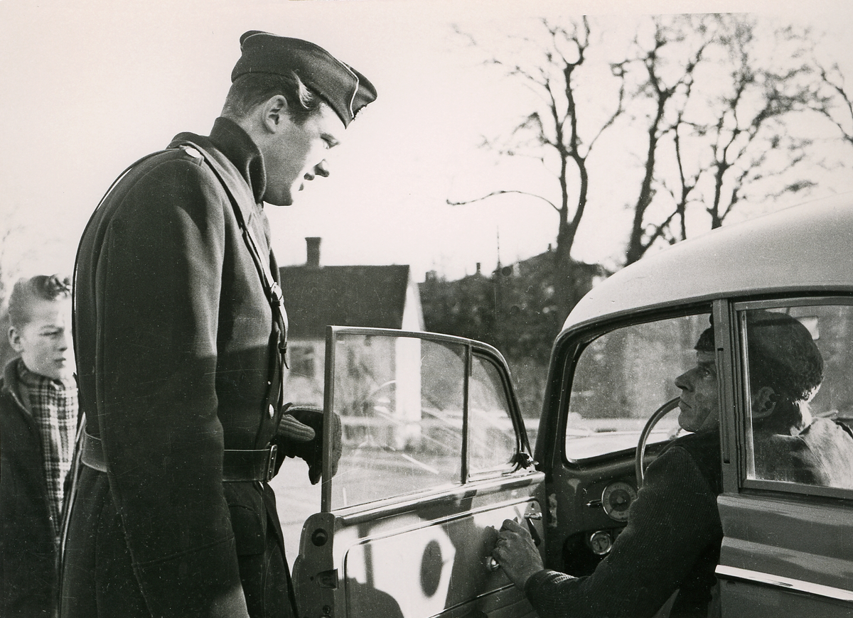 På spaning efter "Jack", mars 1959. 
En polis (Göran Gustavsson?) har stoppat en bilist för några frågor.