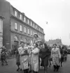 Andra dagens studenter, 1944.
En kvinnlig student bärs iväg längs Storgatan, från Stortorget. Till vänster syns dåv. Skånska bankens hus och i bakgrunden skymtar dåv. Riksbankens hus.