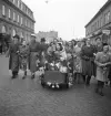 Andra dagens studenter, 1944.
En kvinnlig student körs iväg längs Storgatan, från Stortorget. Till vänster syns dåv. Skånska bankens hus och till höger syns dåv. P.N. Perssons fastighet.