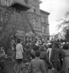Tredje dagens studenter, 1944.
Studenter och anhöriga m.fl., har samlats på trappan till dåv. Växjö Högre Allmänna Läroverk.